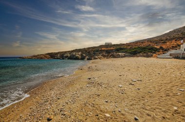 Sikinos Adası 'ndaki güzel Agios Georgios plajı altın kum, Kiklad, Yunanistan..
