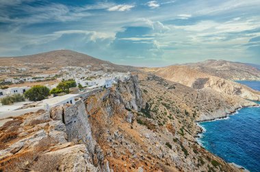Yunanistan Folegandros adasındaki Chora köyünün panoramik manzarası
