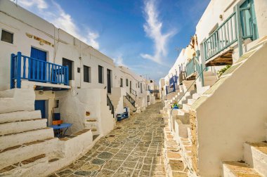 Kastro 'daki dar yol manzaralı, Chora' daki eski kale. Karakteristik Yunan binaları. Folegandros Adası, Yunanistan...