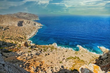 Yunanistan Folegandros adasından güzel deniz ve dağ manzarası