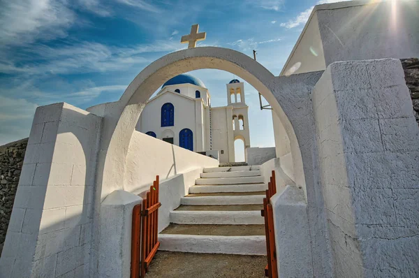 美丽的Folegandros岛上的希腊正教堂 免版税图库照片