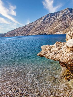 Yunanistan 'ın Sifnos' unda çakıl taşlı plaj