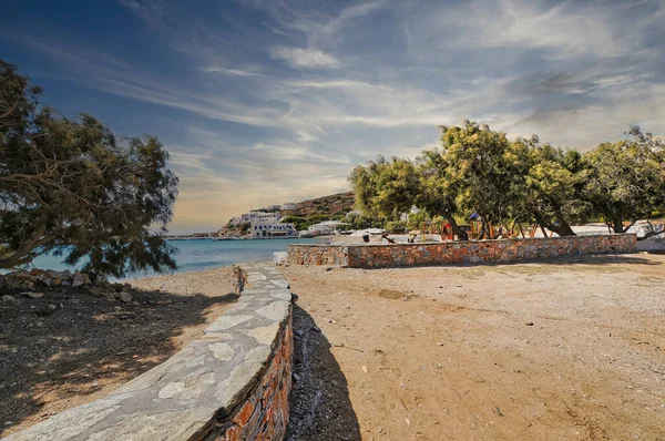 Belle Plage Vue Sur Île Sikinos Avec Quelques Arbres Sable — Photo