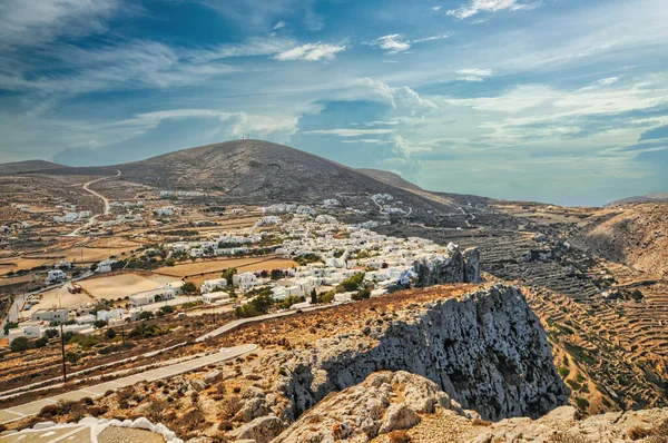 Yunanistan Folegandros adasındaki Chora köyünün panoramik manzarası