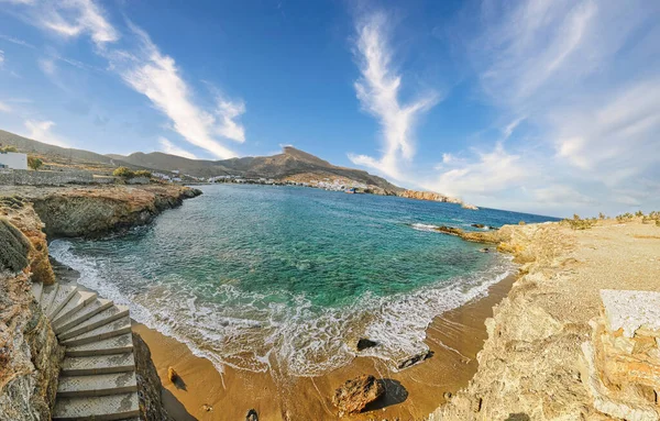 位于希腊弗利冈德罗斯岛的拉丁基海滩是游泳的绝佳去处 图库图片