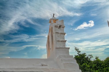 Folegandros adası, Chora kasabasındaki küçük kilise. Yunanistan, Kiklad. Geleneksel kilise, beyazlatılmış duvarlar ve kubbe