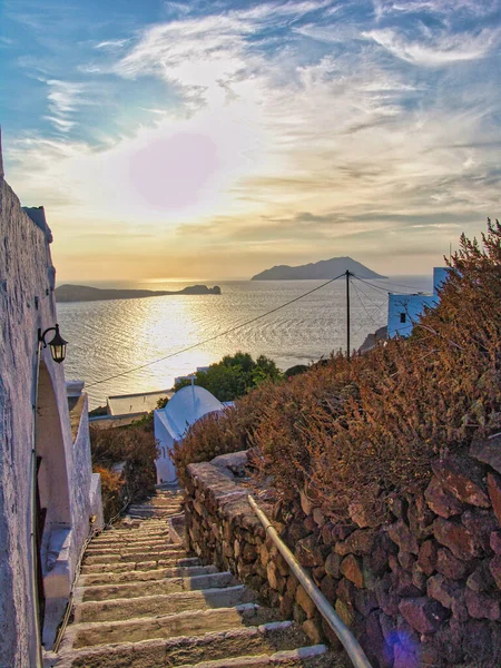 米洛斯岛上风景如画的Plaka村 以传统住宅和远眺大海而闻名 — 图库照片