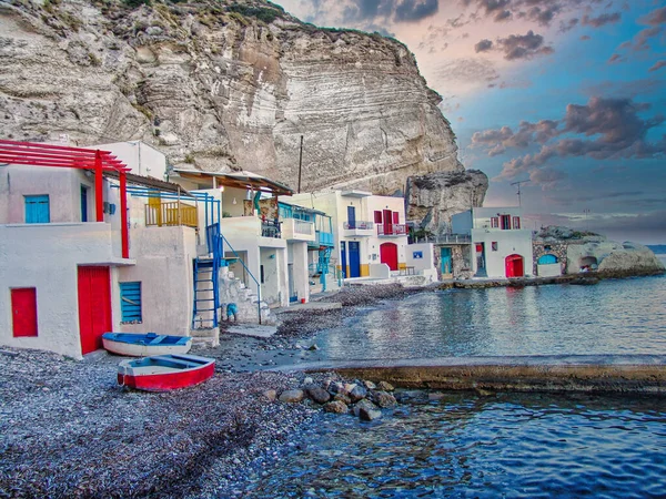 希腊米洛斯岛上风景如画的希腊Klima渔村 配有传统房屋和五彩斑斓的门窗 图库图片