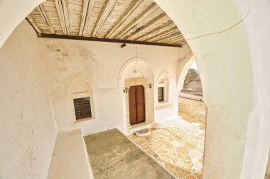 Panagia Kilisesi, Yunanistan 'da Folegandros' ta beyaz kubbeli geleneksel ortodoks kilisesi..