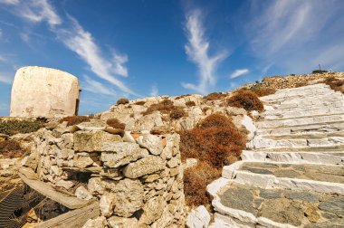 Sikinos Adası, Cyclades, Yunanistan 'daki Kastro veya Castro köyünde geleneksel Kiklad mimarisi