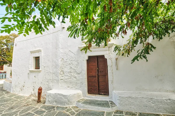 フォレガンドロス島 コラ町の小さな教会 ギリシャ キクラデス 伝統的な礼拝堂 白塗りの壁 ドーム — ストック写真