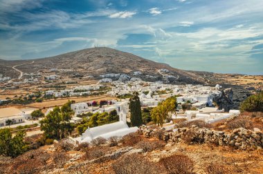 Yunanistan Folegandros adasındaki Chora köyünün panoramik manzarası