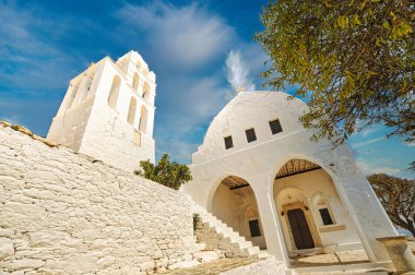 Panagia Kilisesi, Yunanistan 'da Folegandros' ta beyaz kubbeli geleneksel ortodoks kilisesi..