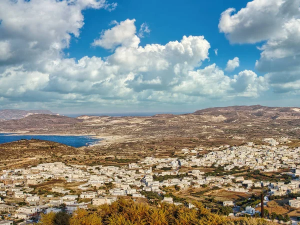 Milos adasındaki Plaka köyünün panoramik manzarası, geleneksel evler için ünlü köy ve deniz manzarası