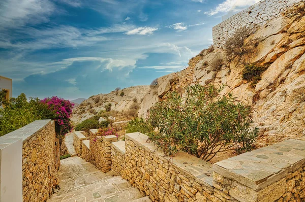 Chora是希腊Folegandros岛上的一个传统村庄 有石路和漂亮的房子 — 图库照片