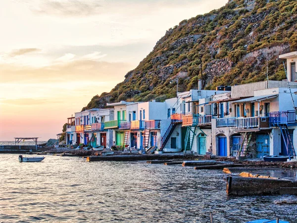 希腊米洛斯岛上风景如画的希腊Klima渔村 配有传统房屋和五彩斑斓的门窗 图库图片