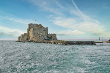 Bourtzi kalesi, Mora 'da küçük bir kasaba olan Yunanistan' ın Nafplio kentinde yer almaktadır.