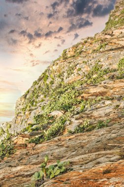Yunanistan 'ın Nafplio kasabasındaki Rocky tepesi, güzel gökyüzü ve tırmanmak için mükemmel