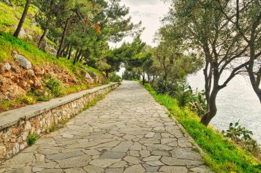 Nafplio şehrinde deniz ve mavi gökyüzü olan güzel bir manzara.