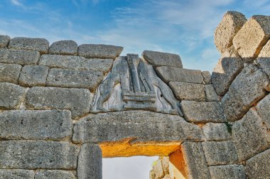 Aslan kapısı, Mycenae kalesinin ana girişi. Mora Yunanistan 'daki Miken Arkeolojik Alanı