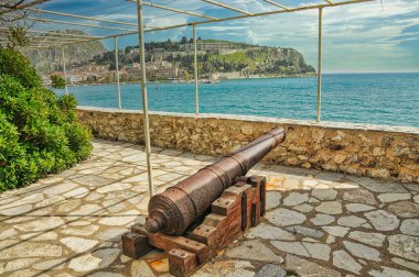 Bourtzi kalesi, Mora 'da küçük bir kasaba olan Yunanistan' ın Nafplio kentinde yer almaktadır.