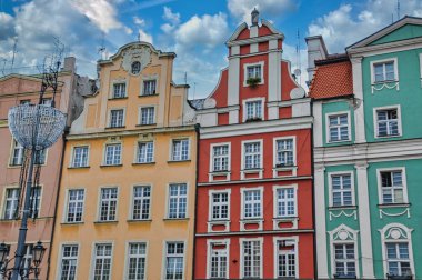 Polonya 'nın Wroclaw kentindeki tarihi binalarla dolu eski pazar meydanı.