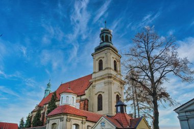 Polonya 'da güzel bir Katolik kilisesi olan küçük bir kasaba.
