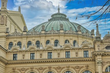 Polonya 'nın Krakow şehrinde yaz mevsiminde Slowackiego tiyatrosu, büyük mimari