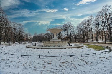 Park, Varşova 'da kış boyunca karlı bir bahçe.