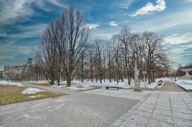 Park, Varşova 'da kış boyunca karlı bir bahçe.