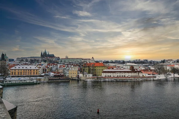 Näkymä Prahan Kaupunkiin Vltava Joelle Kuuluisa Matkakohde Tsekin Tasavallassa — kuvapankkivalokuva
