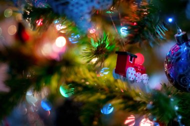 Noel ağacı oyuncak kırmızı tren Noel ağacı üzerinde çelenkler ve ışıklarla çevrili