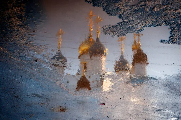 Tapınağın yansıması ve sudaki altın kubbeler.