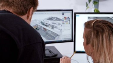 Sarışın Kadın Genç Çırak 'a 3D Modeli Açıklıyor