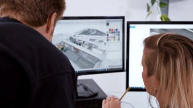 Sarışın Kadın Genç Çırak 'a 3D Modeli Açıklıyor