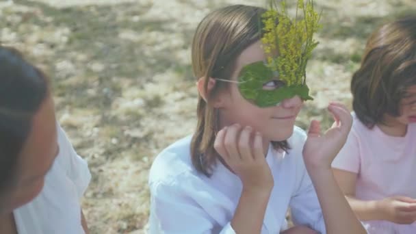 Kleiner Junge Trägt Eine Maske Mit Blumen — Stockvideo