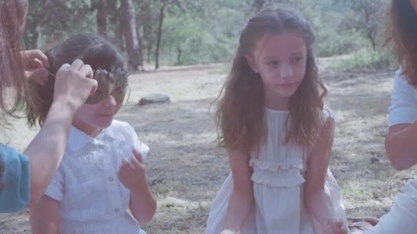 Kırsalda Çiçek Maskesi Takan Küçük Kızlar — Stok video