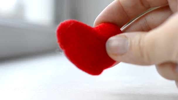 Женская Рука Держит Красное Сердце Подоконнике Понятие Благотворительности Любви Пожертвований — стоковое видео