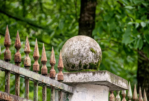 Old Moss Covered Rusty Fence Spears Top Old Metal Fence — Stock Photo, Image
