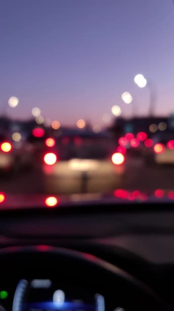 Straatverlichting en kleurrijke verkeerslichten uit de auto. Night Blur Bokeh Abstract. Stedelijke sfeer. Verticale videobeelden — Stockvideo