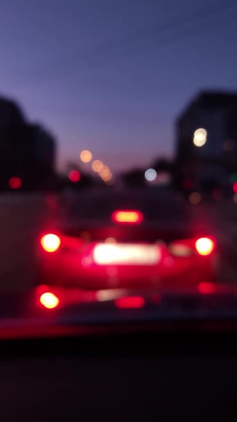 Straatverlichting en kleurrijke verkeerslichten uit de auto. Night Blur Bokeh Abstract. Stedelijke sfeer. Verticale videobeelden — Stockvideo