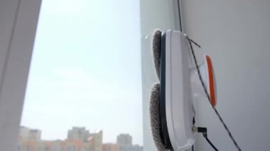 Robot cam temizleyicisi kirli camlarda çalışır. Evi akıllı aletlerle temizlemek. Pencereleri temizlemek için otomatik vakumlu robotlar, ev için bir asistan