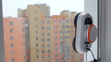 Robot cam temizleyicisi kirli camlarda çalışır. Evi akıllı aletlerle temizlemek. Pencereleri temizlemek için otomatik vakumlu robotlar, ev için bir asistan