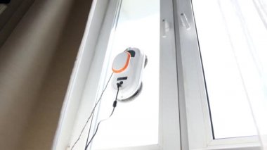 Robot cam temizleyicisi kirli camlarda çalışır. Evi akıllı aletlerle temizlemek. Pencereleri temizlemek için otomatik vakumlu robotlar, ev için bir asistan