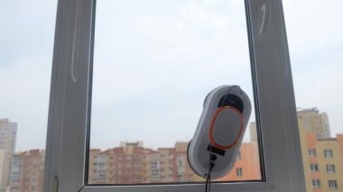 Robot cam temizleyicisi kirli camlarda çalışır. Evi akıllı aletlerle temizlemek. Pencereleri temizlemek için otomatik vakumlu robotlar, ev için bir asistan