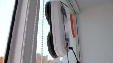 Robot cam temizleyicisi kirli camlarda çalışır. Evi akıllı aletlerle temizlemek. Pencereleri temizlemek için otomatik vakumlu robotlar, ev için bir asistan