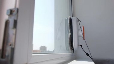 Robot cam temizleyicisi kirli camlarda çalışır. Evi akıllı aletlerle temizlemek. Pencereleri temizlemek için otomatik vakumlu robotlar, ev için bir asistan