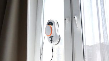 Robot cam temizleyicisi kirli camlarda çalışır. Evi akıllı aletlerle temizlemek. Pencereleri temizlemek için otomatik vakumlu robotlar, ev için bir asistan