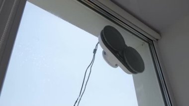 Robot cam temizleyicisi kirli camlarda çalışır. Evi akıllı aletlerle temizlemek. Pencereleri temizlemek için otomatik vakumlu robotlar, ev için bir asistan