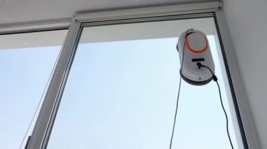 Robot cam temizleyicisi kirli camlarda çalışır. Evi akıllı aletlerle temizlemek. Pencereleri temizlemek için otomatik vakumlu robotlar, ev için bir asistan